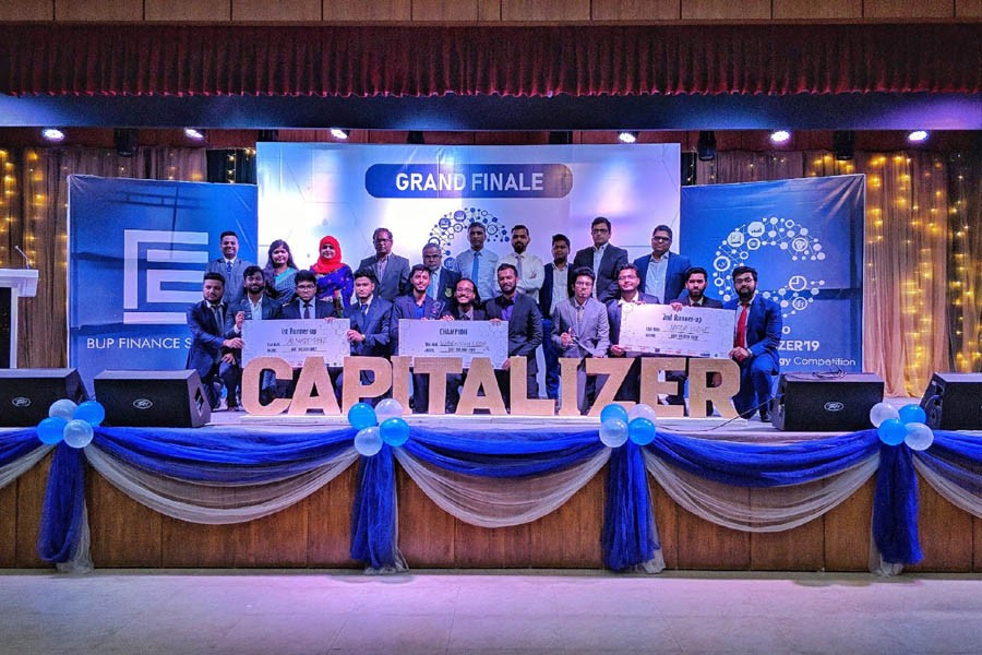 Winners of Capitalizer 2019 with guests, judges, club moderator and president