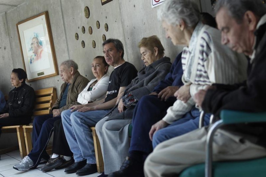 Patients with Alzheimer's and dementia sit inside the Alzheimer foundation in Mexico City, April 19, 2012 — Reuters/Files