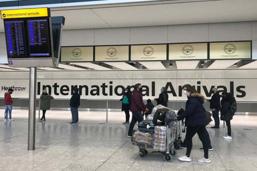 Passengers from international flights arrive at Heathrow Airport, following the outbreak of the coronavirus disease (COVID-19), London, Britain January 15, 2021. REUTERS/Matthew Childs