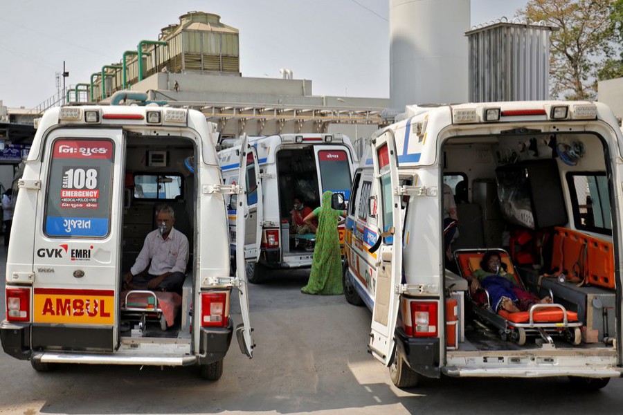 Patients with breathing problems wear oxygen masks as they wait inside ambulances in a queue to enter a Covid-19 hospital, amidst the coronavirus disease pandemic, Ahmedabad, India on April 14, 2021 — Reuters photo