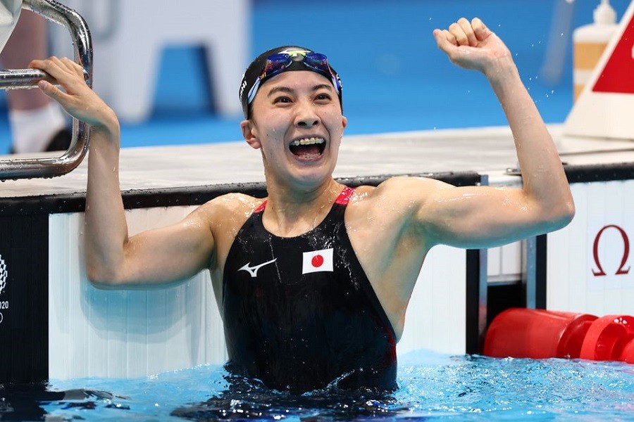 Tokyo 2020 Olympics - Swimming - Women's 400m Individual Medley - Final - Tokyo Aquatics Centre - Tokyo, Japan - July 25, 2021. Yui Ohashi of Japan celebrates after winning the gold medal – Reuters/Kai Pfaffenbach