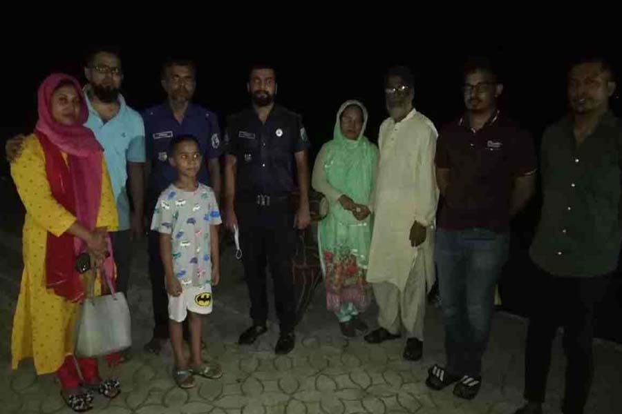 Seven tourists rescued from Kaptai Lake after calling 999 for help