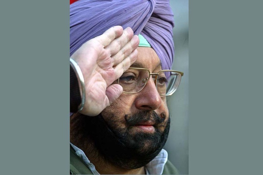 Chief Minister of the northern Indian state of Punjab Amarinder Singh salutes in front a war memorial during a ceremony to mark Infantry Day in a garrison in Srinagar, Oct 27, 2005. REUTERS/Fayaz Kabli