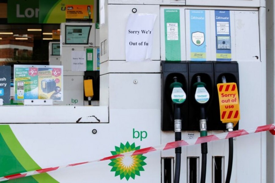 Vehicles queue to refill at a Shell fuel station in central London, Britain, September 27, 2021. --REUTERS photo