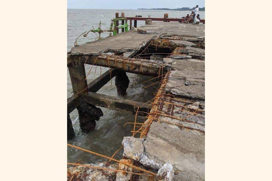 Photo shows the broken part of the jetty in Saint Martin's Island — FE Photo