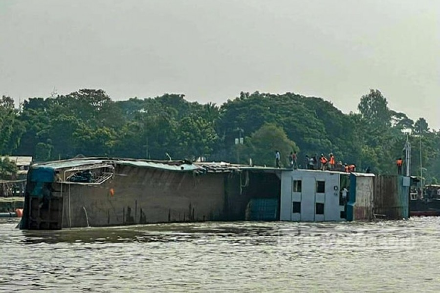 Ferry carrying several vehicles capsizes in Paturia