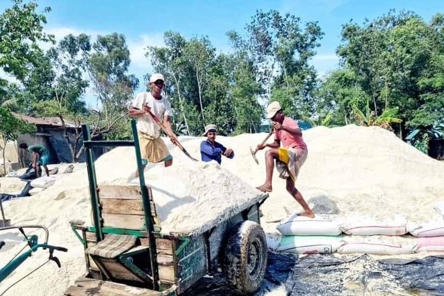 Farmers working on salt flats in a village of Cox's Bazar — FE Photo