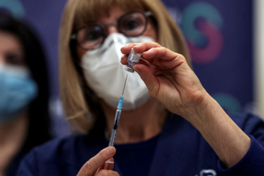 A nurse prepares a fourth dose of coronavirus disease (COVID-19) vaccine as part of a trial in Israel, at Sheba Medical Center in Ramat Gan, Israel December 27, 2021. REUTERS/Ronen Zvulun
