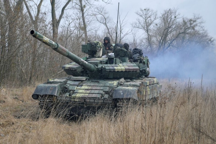 Service members of the Ukrainian armed forces are seen atop of a tank at their positions outside the settlement of Makariv, amid the Russian invasion of Ukraine, near Zhytomyr, Ukraine March 4, 2022. REUTERS/Maksim Levin