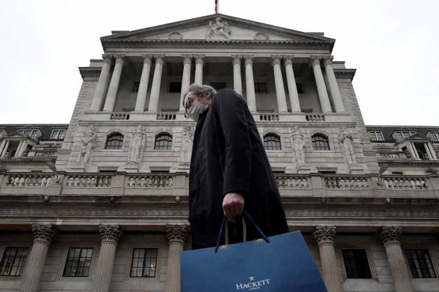 A man wearing a protective face mask walks past the Bank of England (BoE), after the BoE became the first major world's central bank to raise rates since the coronavirus disease (COVID-19) pandemic, in London, Britain, December 16, 2021 – Reuters/Toby Melville/File Photo