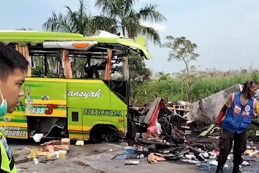 Indonesia tourist bus crash kills 14