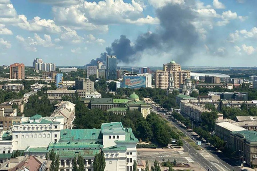 Smoke rises after shelling during Ukraine-Russia conflict in Donetsk, Ukraine July 4, 2022. REUTERS/Kazbek Basayev