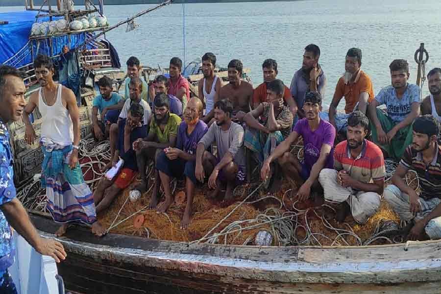 23 stranded fishermen rescued from Bay in Barishal