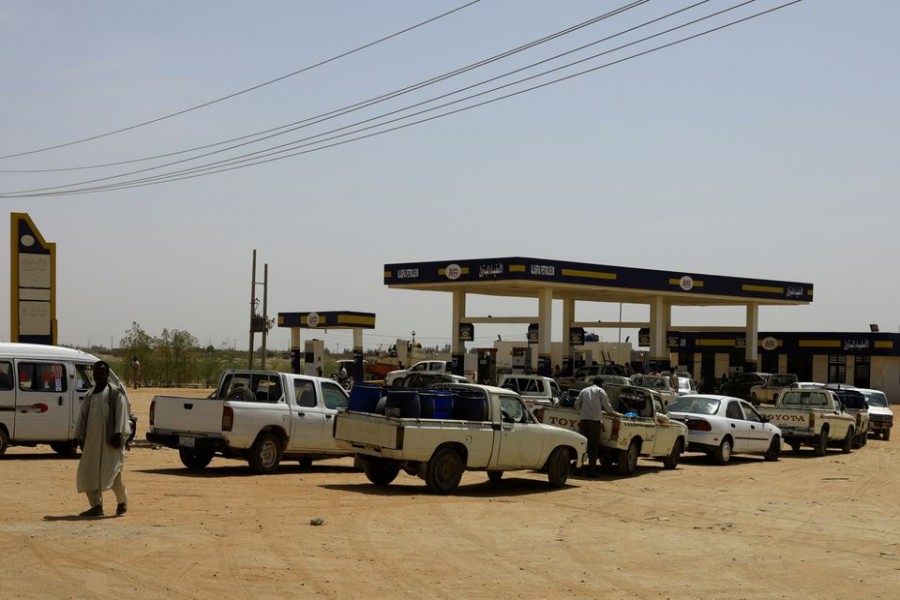 Vehicles line up for gasoline at a gas station near Jebel Aulia, Sudan, May 3, 2019. REUTERS/Umit Bektas/File Photo