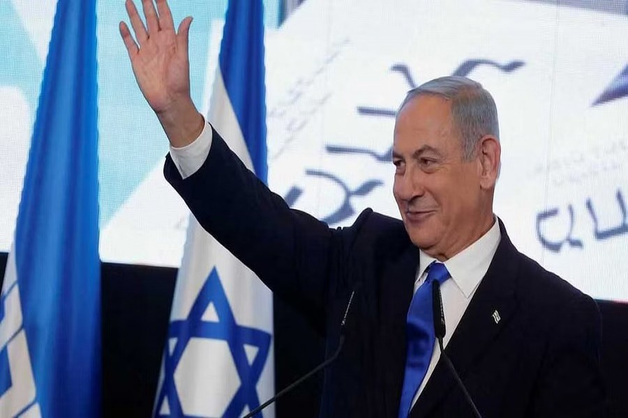 Likud party leader Benjamin Netanyahu waves as he addresses his supporters at his party headquarters during Israel's general election in Jerusalem, Nov 2, 2022. REUTERS/Ammar Awad