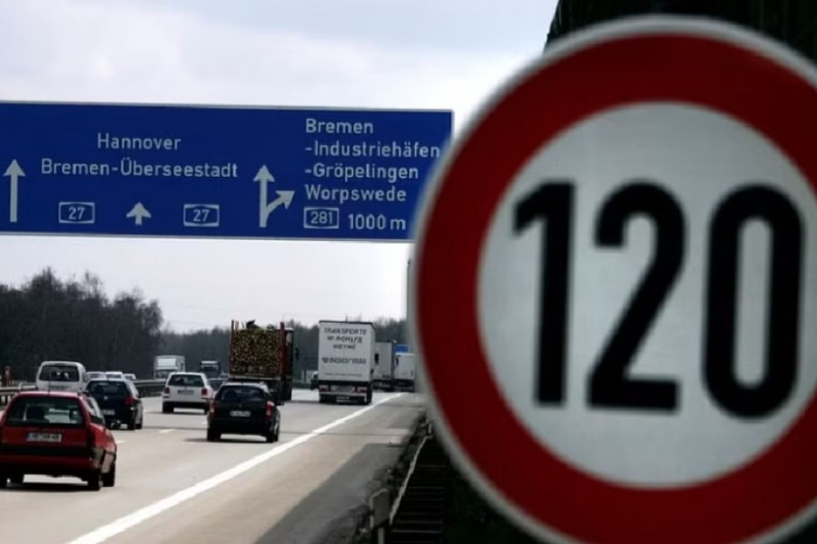 Cars pass a 120 km/h speed limit sign on the A27 Autobahn near the northern German city of Bremen April 10, 2008. REUTERS