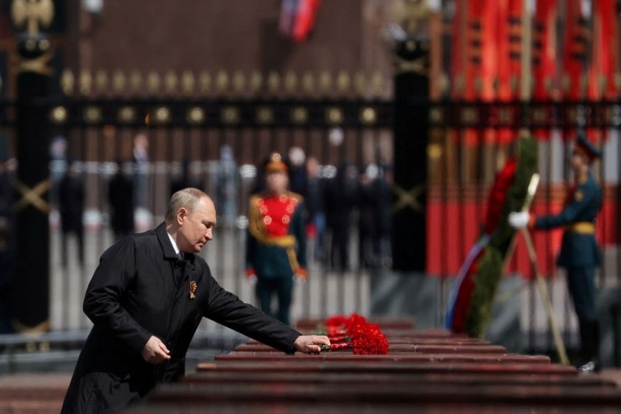 Russian President Vladimir Putin lays flowers at a memorial to the Hero Cities during a ceremony at the Tomb of the Unknown Soldier on Victory Day, the 77th anniversary of the victory over Nazi Germany in World War Two, in central Moscow, Russia May 9, 2022. Sputnik/Anton Novoderzhkin/Pool via REUTERS/File Photo